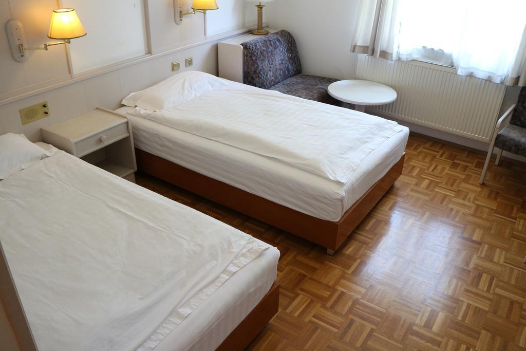 Hotel Wasserpalast - Breakfast For Free!!! Graz Oda fotoğraf